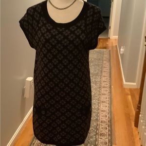 Woman’s black/gray sweater tunic top size Medium petite.